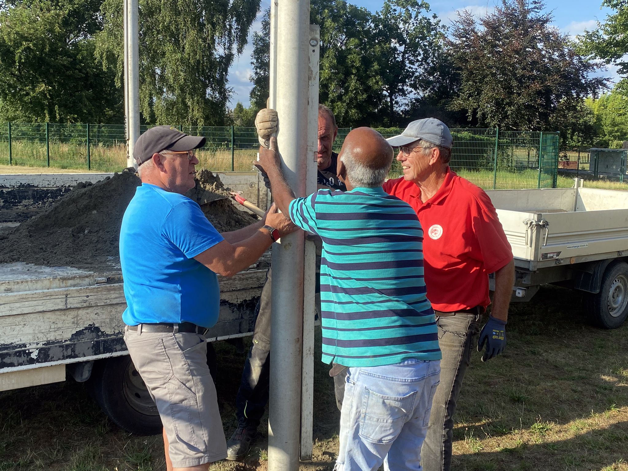 Neue Fahnenmaste am Kunstrasen – Danke ans Mittwochteam!